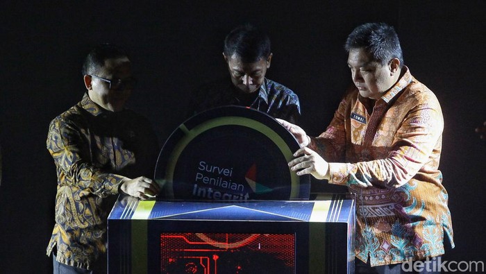 KPK Rilis Survei Integritas 2023, Indeks Terus Melorot Ketua KPK sementara, Nawawi Pomolango (tengah) bersama Menteri Pendayagunaan Aparatur Negara dan Reformasi Birokrasi (MenPAN-RB) Abdullah Azwar Anas (kiri) dan Inspektur Jenderal Kemendagri, Irjen Pol Tomsi Tohir Balawi melakukan seremoni peluncuran 'Hasil SPI 2023: Mencegah Sejak Dini' di Gedung KPK Jakarta, Jumat (26/1/2024).