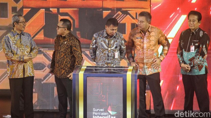 KPK Rilis Survei Integritas 2023, Indeks Terus Melorot Ketua KPK sementara, Nawawi Pomolango (tengah) bersama Menteri Pendayagunaan Aparatur Negara dan Reformasi Birokrasi (MenPAN-RB) Abdullah Azwar Anas (kiri) dan Inspektur Jenderal Kemendagri, Irjen Pol Tomsi Tohir Balawi melakukan seremoni peluncuran 'Hasil SPI 2023: Mencegah Sejak Dini' di Gedung KPK Jakarta, Jumat (26/1/2024).