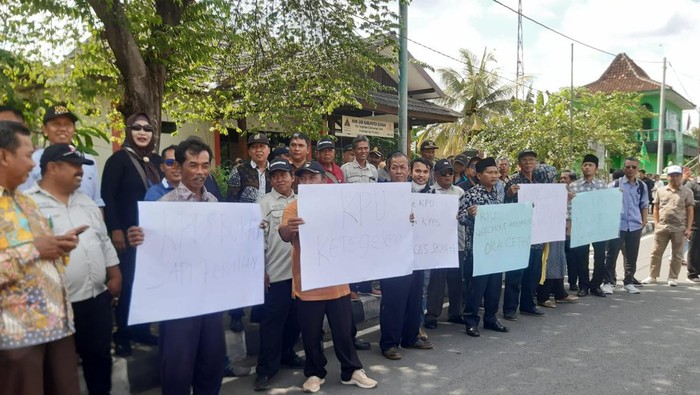 Momen para petugas KPPS menggeruduk kantor KPU Sleman karena snack tak layak saat pelantikan, Jumat (26/1/2024)