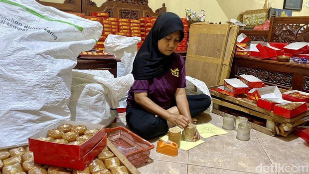 Kue keranjang di Surabaya laris manis jelang Imlek.