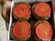 Pedagang Kue Keranjang di Surabaya Panen Cuan Jelang Imlek
