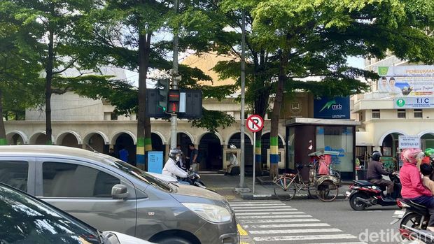Lampu penyebrangan jalan di kawasan Alun-alun Bandung.