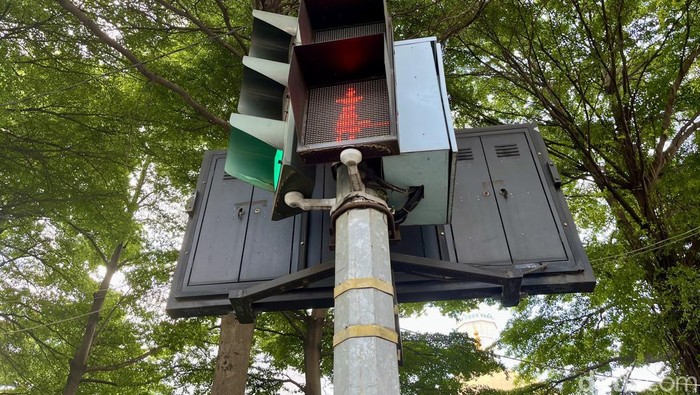 Lampu penyebrangan jalan di kawasan Alun-alun Bandung.
