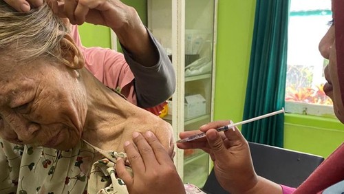 Lansia di Bima, NTB, disuntik vaksin antirabies setelah digigit anjing.