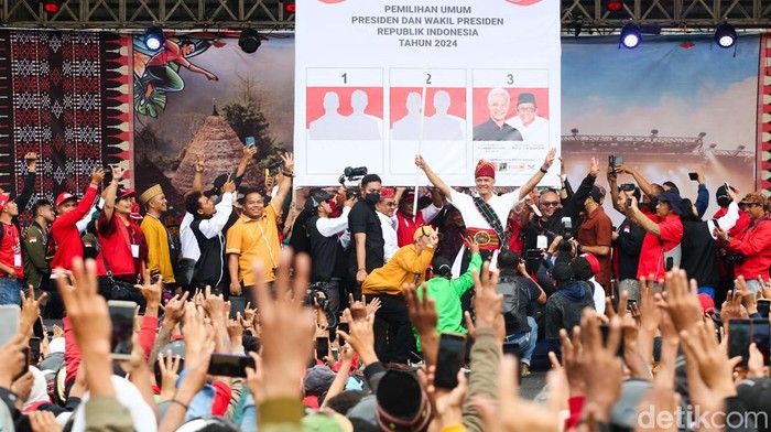 Lautan Manusia Sambut Ganjar Pranowo di Stadion Golo Dukar Manggarai Hujan deras yang mengguyur Stadion Golo Dukar, Ruteng, Kabupate Manggarai, Provinsi Nusa Tenggara Timur (NTT), pada Jumat (26/1/2028), tidak menyurutkan semangat masyarakat untuk menyambut kedatangan Calon Presiden (Capres) Nomor Urut 3, Ganjar Pranowo.
