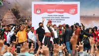 Ganjar menyampaikan terima kasih atas kesetiaan warga Manggarai yang rela bertahan di tengah guyuran hujan deras.  