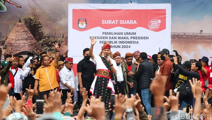 Hujan deras yang mengguyur Stadion Golo Dukar, Ruteng, Kabupate Manggarai, Provinsi Nusa Tenggara Timur (NTT), pada Jumat (26/1/2028), tidak menyurutkan semangat masyarakat untuk menyambut kedatangan Calon Presiden (Capres) Nomor Urut 3, Ganjar Pranowo.