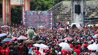 Masyarakat Ruteng meneriakkan nama Ganjar. Tak sedikit di antara mereka yang mengulurkan tangan agar dapat bersalaman dengan capres nomor urut 3 itu.  