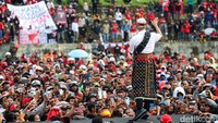 Setiba di panggung acara Hajatan Rakyat, Ganjar langsung berkeliling panggung sambil membungkukkan badan untuk menyapa dan menyalami masyarakat.   