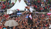 Hujan deras yang mengguyur Stadion Golo Dukar, Ruteng, Kabupaten Manggarai, Provinsi Nusa Tenggara Timur (NTT), Jumat (26/1/2028), tidak menyurutkan semangat masyarakat untuk menyambut kedatangan calon presiden (Capres) Nomor Urut 3, Ganjar Pranowo.