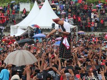 Lautan Manusia Sambut Ganjar Pranowo di Stadion Golo Dukar Manggarai