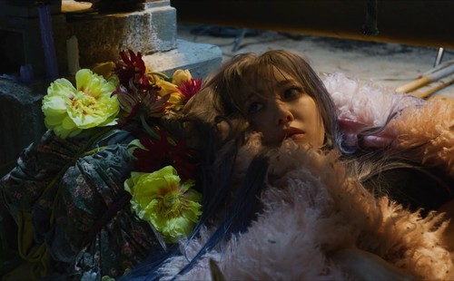 LE SSERAFIM dalam trailer berjudul Good Bones untuk comeback album minike-3 mereka 'EASY'.