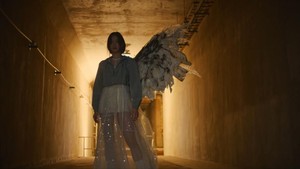 Di sebuah lorong bawah tanah, Eunchae bertemu Kazuha yang muncul dengan sebelah sayap utuh dan satu lagi patah. (Foto: dok. Source Music)