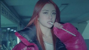 Adegan berlanjut ke Yunjin yang berjalan dengan coat padding berwarna pink, tampak seperti ingin menuju sebuah tempat untuk bertemu member LE SSERAFIM selanjutnya yakni Eunchae. (Foto: dok. Source Music)