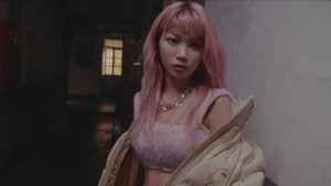 Trailer berkonser film pendek ini menghadirkan narasi dalam berbagai bahasa termasuk Inggris, Jepang, dan Korea. Adegan dibuka dengan Chaewon berjalan di lorong apartemen membawa sekantong sampah ketika akhirnya dia bertabrakan dengan Yunjin. (Foto: dok. Source Music)