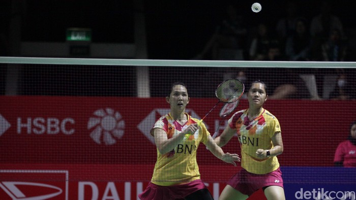 Lanny Tria Mayasari/Ribka Sugiarto lanjut ke semifinal Indonesia Masters 2024. Satu-satunya wakil ganda putri Merah-Putih itu menang 2 gim atas ganda Belanda di Istora Senayan, Jumat (26/1/2024) sore WIB.