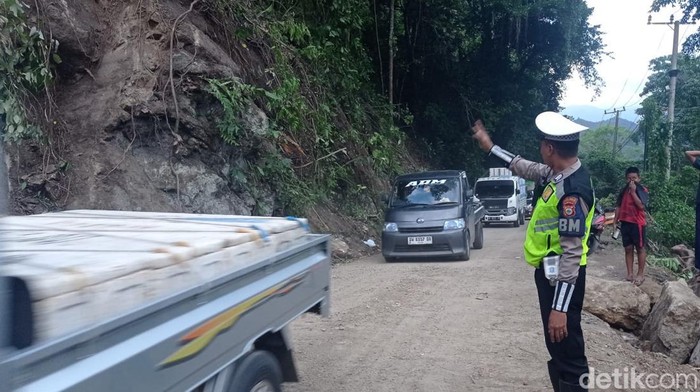 Polisi mengatur arus lalu lintas di Tompo Ladang, Maros.