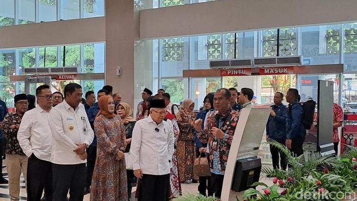 Maruf Tinjau Pelayanan Kesehatan di RS Wongsonegoro Semarang