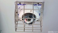 Halte ini dilengkapi sejumlah fasilitas kamera CCTV  dan speaker musik. 
