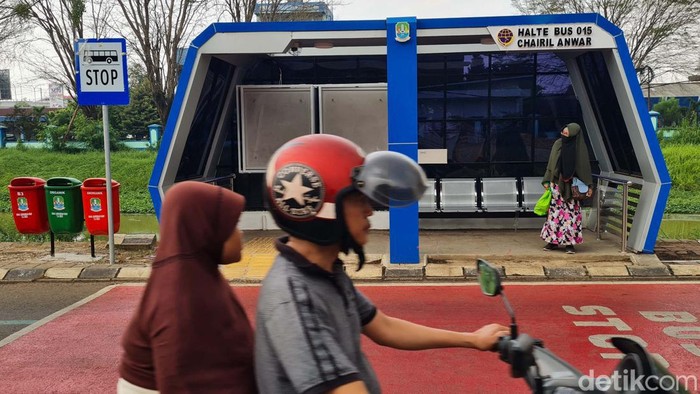 Pemerintah Kota Bekasi membangun 10 halte modern dengan anggaran Rp 1,6 M. Salah satunya berada di Jalan Chairul Anwar, Kota Bekasi, Jawa Barat.