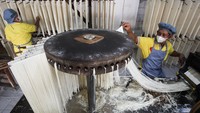 Pekerja membuat misua di pabrik mi Marga Mulja di Pesapen Selatan, Surabaya, Jawa Timur, Jumat (26/1/2024).