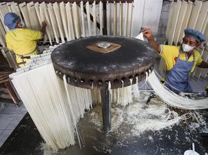 Mengintip Dapur Pembuatan Mi Tradisional China di Surabaya