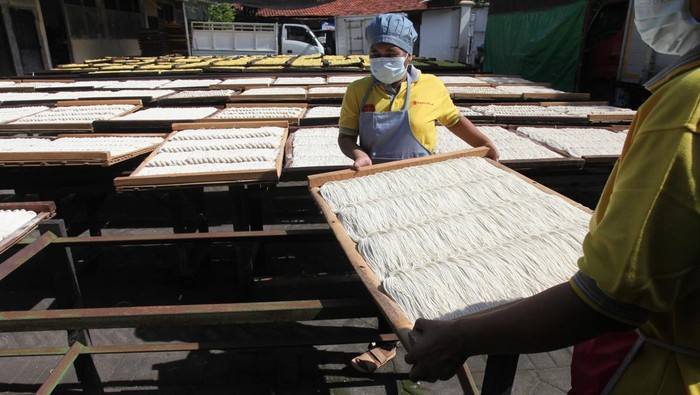 Pekerja membuat misua di pabrik mi Marga Mulja di Pesapen Selatan, Surabaya, Jawa Timur, Jumat (26/1/2024). Produksi mi tradisional Tiongkok di pabrik yang beroperasi sejak tahun 1948 itu memiliki 25 pekerja dengan rata-rata per hari menghabiskan sekitar 600 kilogram tepung terigu dalam produksinya yang dipasarkan ke berbagai daerah di Indonesia. ANTARA FOTO/Didik Suhartono/Spt.