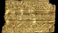 Banyak dari barang-barang tersebut, termasuk 13 buah regalia kerajaan Asante, dijarah selama perang Anglo-Asante. Sementara beberapa lainnya merupakan bagian dari pembayaran ganti rugi yang diambil paksa oleh Inggris dari Asantehene, atau raja Asante. Lainnya dijual di lelang, memasuki koleksi pribadi dan museum di seluruh dunia.