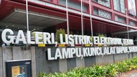 Memasuki area bangunan melalui pintu utama lantai dasar (G), terdapat deretan kios-kios yang menjual berbagai jenis lampu LED sampai dengan lampu hias. Kios-kios dengan hiasan yang gemerlap ini membuat pengunjung seakan disambut dengan meriah. 