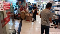 Saat menjelajahi kawasan ini, terlihat Plaza Kenari Mas memang tidak terlalu ramai didatangi para pengunjung seperti pusat perbelanjaan pada umumnya. Namun detikcom banyak menemui kurir ojek online serta orang-orang yang lalu-lalang membawa berbagai jenis barang. Selain itu selama di kawasan ini juga terdengar banyak suara decitan lakban dan selotip yang digunakan untuk mengemas barang. Terlihat juga ada cukup banyak penjaga toko yang sedang mengemas dagangannya dan beberapa tumpukan paket yang siap diantar.