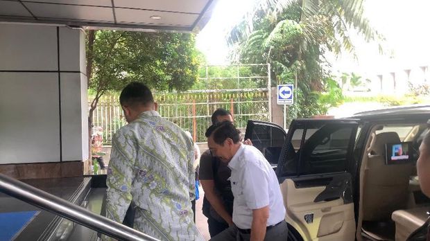 Menko Marves Luhut Binsar Pandjaitan gelar rapat tertutup soal PBJT 40-75 persen bareng Inul Daratista hingga Hotman Paris.