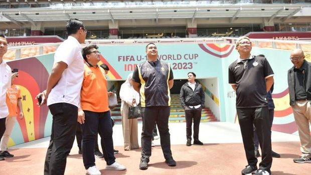 Menpora Dito Ariotedjo meninjau kondisi Jakarta International Stadium (JIS). Dia membahas rencana klub sepak bola Persija bermarkas di JIS untuk kompetisi Liga 1 musim 2024-2025 (ANTARA/HO-Kemenpora)