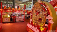 Dekorasi khas Imlek mulai terasa di beberapa pusat perbelanjaan di Jakarta. 