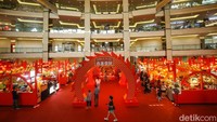 Lobi mal didekorasi dengan berbagai hiasan, seperti lampion dan gambar shio naga.
