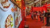 Tak lupa makanan khas tionghoa juga turut hadir dengan balutan tenant yang didekorasi berwarna merah. 
