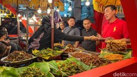 Selain itu ada pula berbagai makanan halal yang dapat dibeli oleh pengunjung. 
