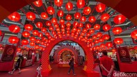 Pada jam dan hari tertentu terdapat pertunjukan barongsai. 