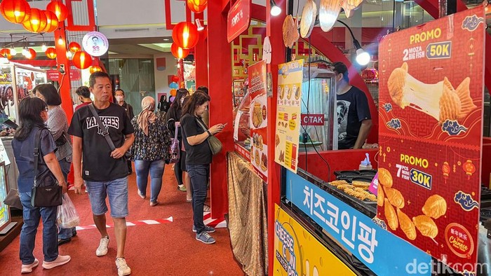 Merah Merona Pusat Perbelanjaan Jelang Imlek Jelang Hari Raya Imlek yang jatuh pada 10 Februari 2024 sejumlah pusat perbelanjaan di Jakarta 'berdandan' dengan dekorasi khas Imlek, Mal Taman Anggrek salah satunya.