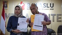 Direktur Migrant Care Wahyu Susilo bersama Koordinator Publikasi Migrant Care Trisna Dwi Yuni menyerahkan berkas bukti untuk laporan di Kantor Bawaslu RI, Jakarta, Jumat (26/1/2024).