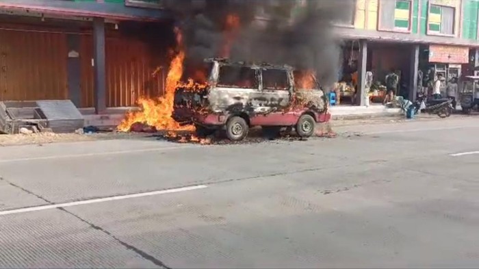 Kondisi sebuah mobil carry dengan nopol K 1438 AE yang habis terbakar di depan Pasar Ngawen Blora, Jumat (26/1/2024).