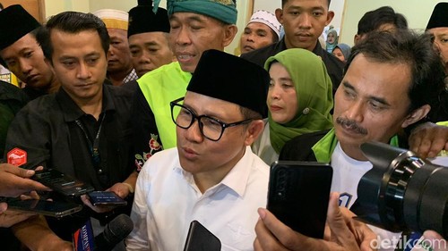 Muhaimin Iskandar atau Cak Imin memberikan keterangan kepada media di Kuta, Bali.