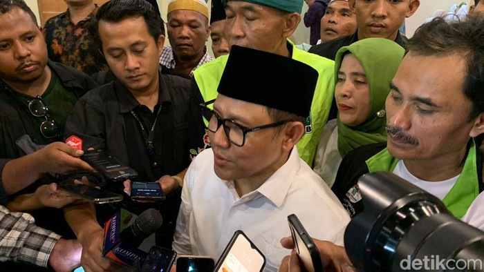Muhaimin Iskandar atau Cak Imin memberikan keterangan kepada media di Kuta, Bali.