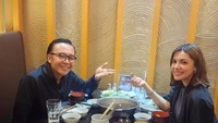 Najwa Shihab juga pernah makan bersama Ari Lasso. Keduanya menikmati shabu-shabu yang hangat segar dengan irisan daging sapi nikmat. Foto: Instagram @najwashihab
