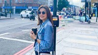 Momennya saat liburan di London pada Juli 2023 lalu juga menarik dilihat. Ia tampak menikmati secangkir kopi panas di pinggir jalan. Foto: Instagram @najwashihab