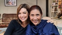 Najwa Shihab dekat dengan beberapa politisi. Salah satunya dengan Susi Pudjiastuti sang mantan Menteri Kelautan dan Perikanan. Ini momen manisnya saat minum teh bareng. Foto: Instagram @najwashihab