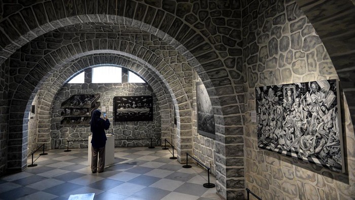 Pameran karya seni monokromatik Pengunjung mengamati karya seni yang di pamerkan di Grey Art Gallery, Bandung, Jawa Barat, Jumat (26/1/2024). Grey Art Gallery menyelenggarakan pameran dan penghargaan seni rupa tahunan yang berfokus pada ekspresi artistik dengan penekanan terhadap penciptaan karya monokromatik oleh 111 seniman dan 115 karya yang menyuarakan isu seperti sosial, lingkungan, gaya hidup dan kesehatan mental. ANTARA FOTO/Raisan Al Farisi/foc.