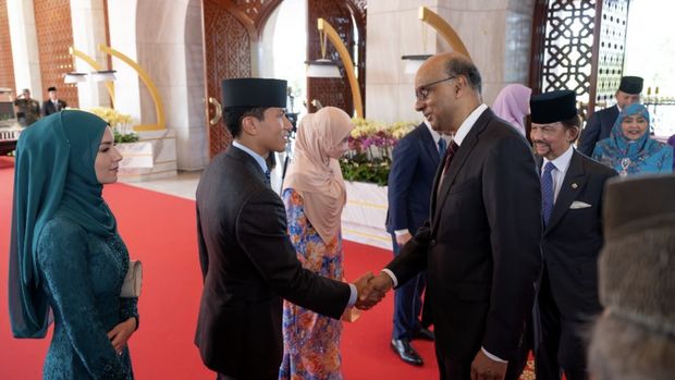Pangeran Abdul Mateen dari Brunei Darussalam melakukan kegiatan kenegaraan didampingi sang istri Anisha Rosnah. (Instagram @tmski)