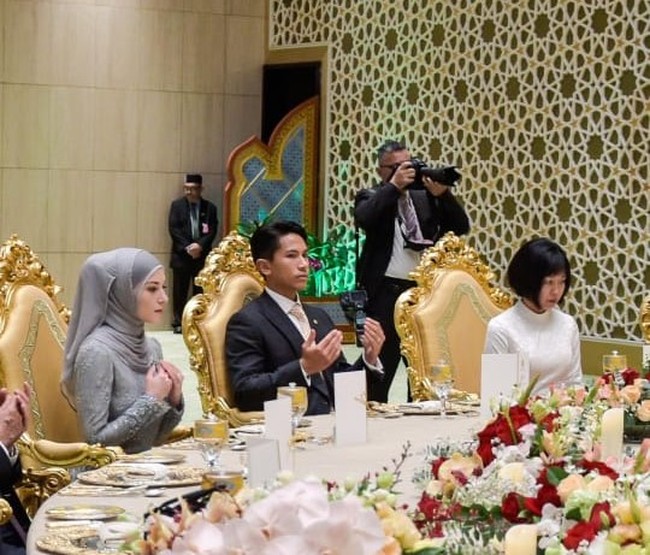 Anisha pun konsisten dengan hijabnya. Ia kembali memakai hijab yang senada dengan busananya. Sebagai sentuhan akhir, clutch hitam bergaya klasik menjadi pilihan. (Foto: Pelita Brunei)