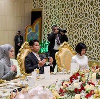 Anisha pun konsisten dengan hijabnya. Ia kembali memakai hijab yang senada dengan busananya. Sebagai sentuhan akhir, clutch hitam bergaya klasik menjadi pilihan. (Foto: Pelita Brunei)