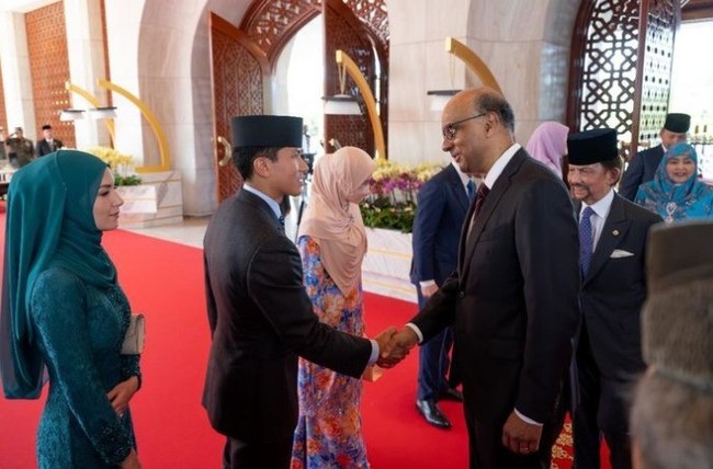 Anisha yang resmi dinikahi Pangeran pada 11 Januari 2024 muncul dalam balutan dress panjang berwarna teal yang dihiasi aksen brokat sepanjang bagian torso. (Foto: Pelita Brunei)